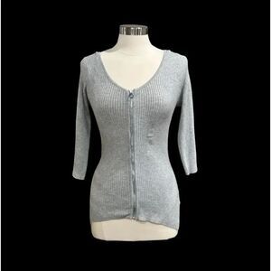 GUESS Ribbed Front Zip-Up 3/4 Sleeves Sweater in the Size Large
